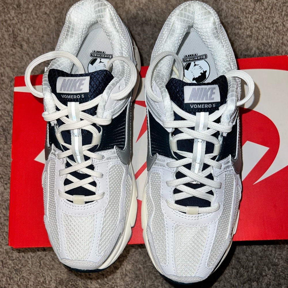 BRAND NEW IN BOX Nike Vomero 5 Women's Sneakers - White, Silver, and Deep Blue - Picture 11 of 15